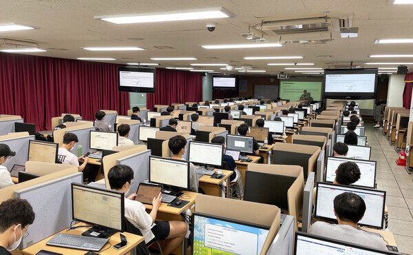 부산대 의과대학과 딥노이드가 실시한 AI 기반 의료영상 분석·실습 교육 모습. 사진=부산대 제공