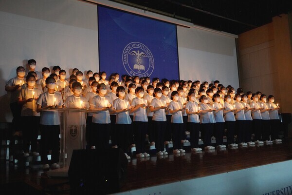 지난 26일 진행된 삼육보건대 '2022학년도 제23회 예비 치과위생사 선서식'에 참여한 선서생 84명이 인류의 구강건강증진과 안녕을 위해 헌신할 것을 다짐하고 있다. 사진=삼육보건대 제공