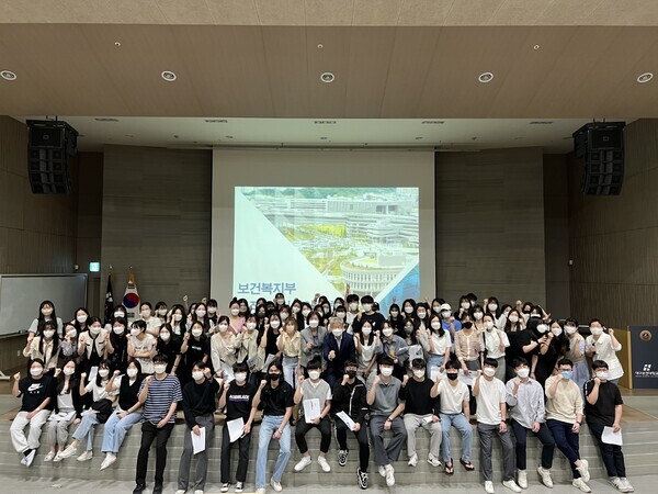 대구보건대 간호학과 학생들이 최근 진행된 특강을 들은 후 기념사진을 촬영하고 있다. 사진=대구보건대 제공