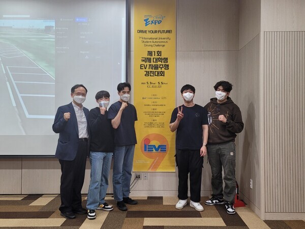  ‘국제 대학생 EV 자율주행 경진대회’에서 은상을 수상한 대림대 학생들이 이승용(왼쪽) 지도교수와 기념촬영을 하고 있다. 사진=대림대 제공