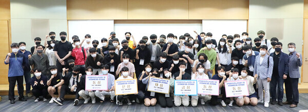 영남이공대가 전국 11개 전문대 공학기술교육혁신센터 공학계열 학생들을 대상으로 실시한 ‘창의융합 학생역량강화 캠프’에서 학생들이 시상식을 갖고 기념촬영을 하고 있다. 사진=영남이공대 제공