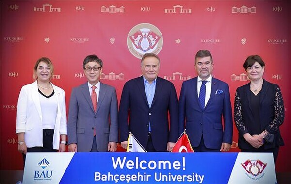 (왼쪽부터) 바흐체쉐히르대 시린 카라데니즈 오란 총장과 경희대 한균태 총장, 바흐체쉐히르대 엔베르 유젤 이사장, 두르무스 에르신 에르친 주한 터키대사, 데멧 아킨 의학부 약리학 패컬티가 양 대학의 교류를 축하하는 기념촬영을 하고 있다. 사진=경희대 제공