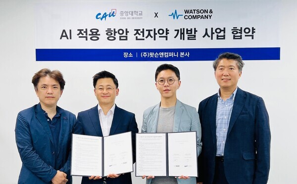 (왼쪽부터) 정용안 인천성모병원 교수와 노종석 중앙대 교수, 김민규 왓슨앤컴퍼니 대표, 김순중 맘모툼 대표가 업무협약을 체결한 후 협약서를 펼쳐보이고 있다. 사진=중앙대 제공