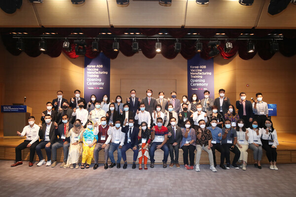 ADB 중·저소득국 대상 바이오 생산공정 실습교육 입교식에서 참석자들이 손하트를 만들어보이고 있다. 사진=연세대 제공