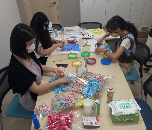 한국교통대 학생상담센터가 마련한 댜문화 학생과 유학생 등 소수학생 대상 집단상담 프로그램 모습. 사진=한국교통대 제공