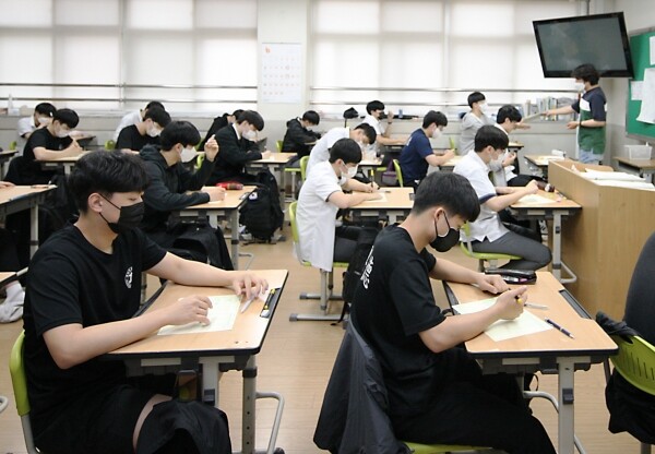 충북 흥덕고 학생들이 지난해 6월 2022학년도 대학수학능력시험 6월 모의평가를 치르고 있다. 사진=충북교육청 제공