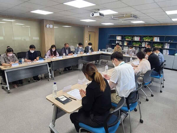 울산대 등 울산 지역 청년창업지원 통합플랫폼 구축 협력회의 참석자들이 의견을 나누고 있는 모습.