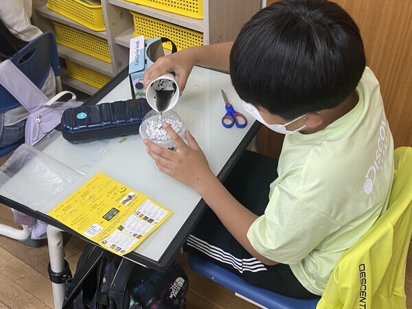 선문대 글로컬다문화교육센터가 마련한 아산신도시물환경센터 수업에서 한 초등학생이 간이 정수기 키트를 만들고 있다. 사진=선문대 제공