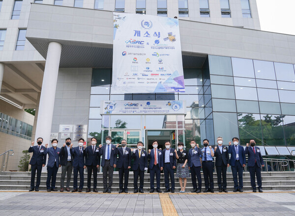 경상국립대 항공우주시스템연구소와 위성시스템핵심기술연구센터 개소식에서 참석자들이 기념촬영을 하고 있다. 사진=경상국립대 제공
