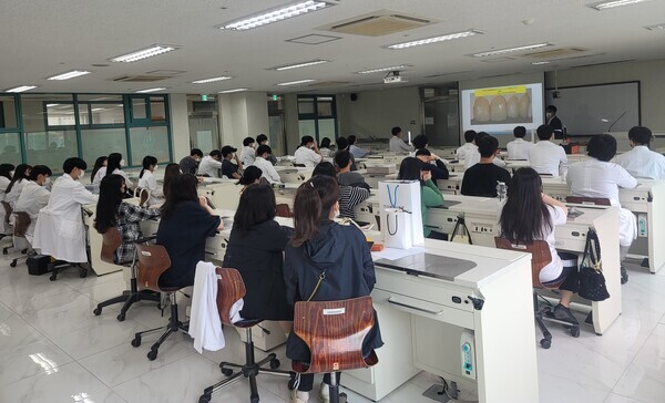 경동대와 닥터스글로벌이 마련한 세미나에서 참석자들이 강의에 참여하고 있다. 사진=경동대 제공