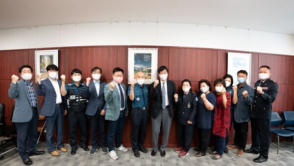 모현파출소 자율방범대, 어머니방법대 관계자들이 지난 9일 진행된 감사패 수여식에서 감사패를 받은 후 한국외대 관계자들과 기념사진을 촬영하고 있다. 사진=한국외대 제공