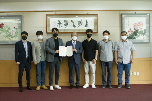 한국영상대와 엑스온스튜디오 관계자들이 문화예술 콘텐츠 전문인력 양성을 위한 업무협약을 체결하고 기념촬영을 하고 있다. 사진=한국영상대 제공