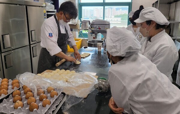 경동대 평생교육원 수강생들이 제빵 실습을 하고 있다. 사진=경동대 제공