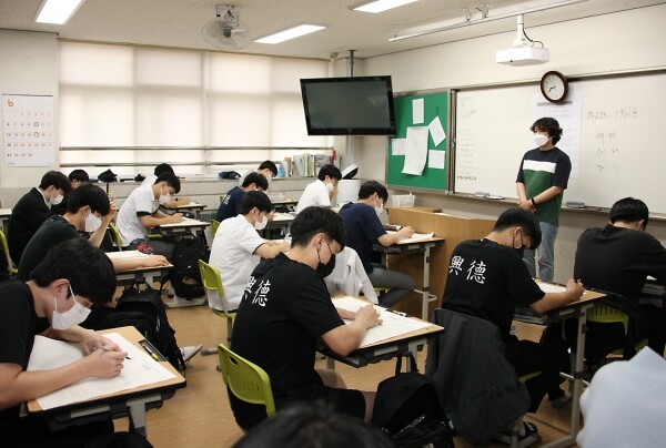 충북 흥덕고 학생들이 2022학년도 대학수학능력시험  6월 모의평가를 치르고 있다. 사진=충북교육청 제공