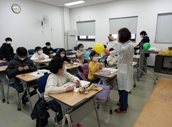 군산대 새만금창의융합센터가 마련한 2022 생활과학교실 1기 모습. 사진=군산대 제공