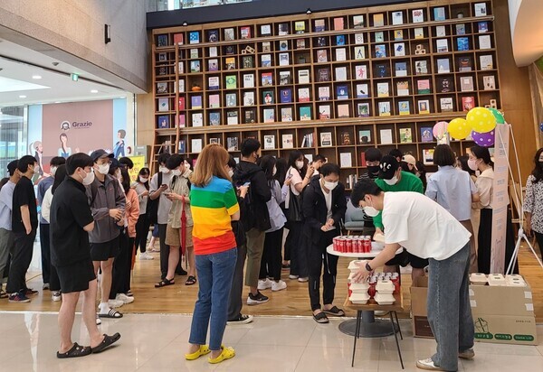 한밭대 교수학습센터가 기말고사를 맞아 마련한 학생 응원 학습독려 행사에서 학생들이 도시락을 전달받고 있다. 사진=한밭대 제공