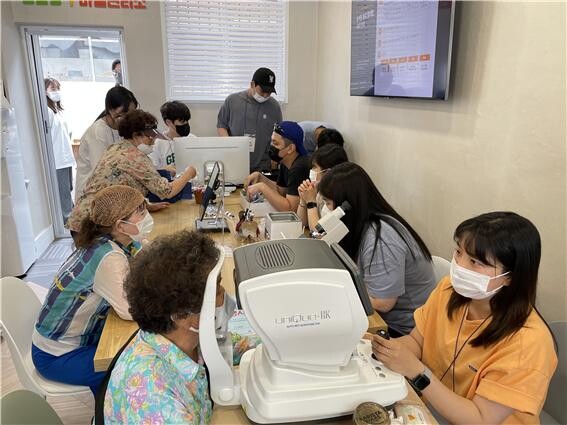 가톨릭관동대 의료융합대학 학생들이 지역사회를 위한 봉사활동을 하고 있다. 사진=가톨릭관동대 제공