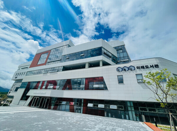 지난 14일 개관한 강원대 제2도서관 KNU미래도서관 전경. 사진=강원대 제공