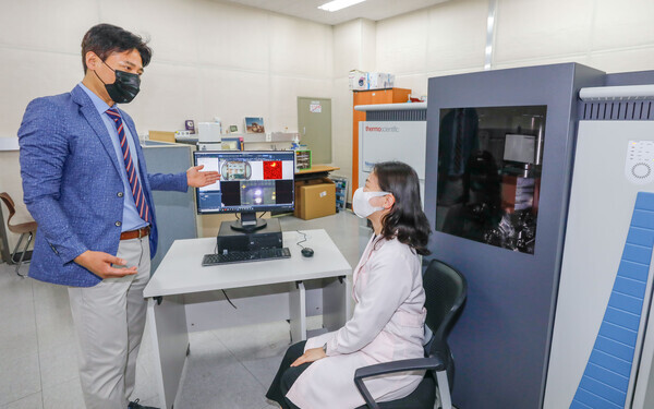 허윤석(왼쪽) 인하대 표준분석연구원장이 XPS 시연을 참관하고 있다. 사진=인하대 제공