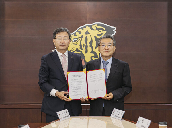 정진택(왼쪽) 고려대 총장과 김웅서 한국해양과학기술원 원장이 업무협약식에서 협약서를 펼쳐보이고 있다. 사진=고려대 제공