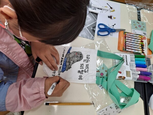 인천시 옹진군 백령도에 위치한 북포초등학교 학생이 인천국제개발협력센터가 최근 진행한 환경 주제 세계시민교육 특강에 참여해 에코백을 만들고 있다. 사진=인천대 제공