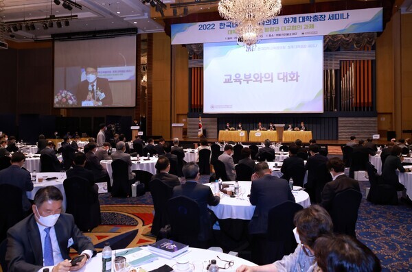 장상윤(왼쪽 상단 화면) 교육부 차관이 지난 23일 대구 인터불고호텔에서 열린 대교협 하계 대학총장 세미나에서 총장들의 질문에 답하고 있다. 사진=교육부 제공