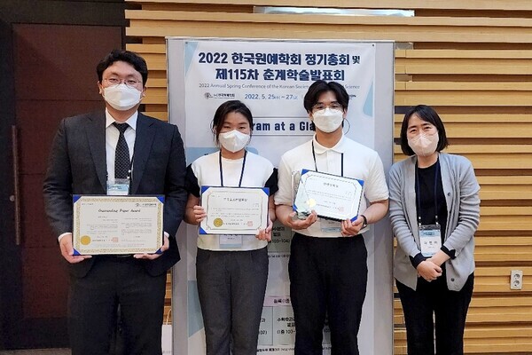 (왼쪽부터)정대호 스마트원예계열 교수와 이혜영 연구원, 스마트원예학과 정종은 씨, 이현아 지도교수가  ‘2022년 한국원예학회 춘계학술발표회’에서 수상 후 기념촬영을 하고 있다. 사진=연암대 제공 