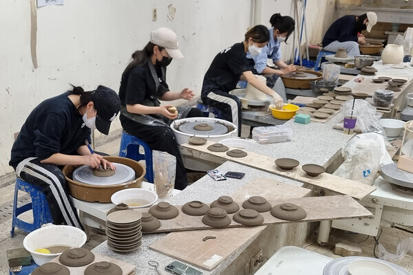목원대 도자디자인학과 학생들이 실습실에서 도자기를 빚고 있다. 사진=목원대 제공