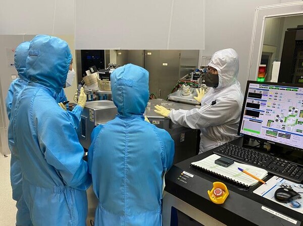 서울과기대 학생들이 '반도체 공정 직무 아카데미'에 참여해 교육을 받고 있다. 사진=서울과기대 제공