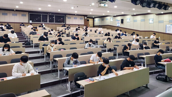 2023학년도 대입 수험생들이 인하대에서 논술 모의고사를 치르고 있다. 사진=인하대 제공