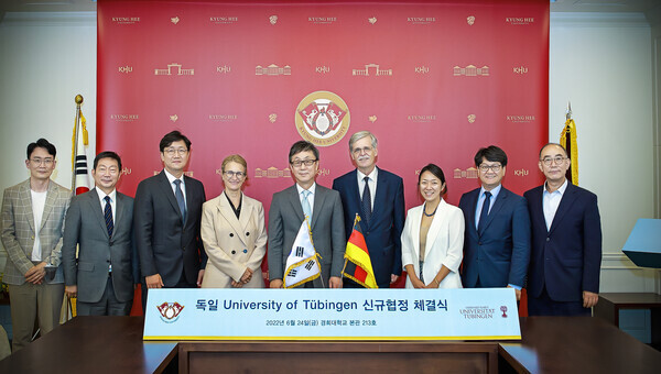 한균태(가운데) 경희대 총장과 베론트 엥글러(왼쪽에서 여섯번째) 튀빙겐대 총장 등 양 대학 관계자들이 지난 24일 상호 교류협정을 체결한 뒤 기념촬영을 하고 있다. 사진=경희대 제공