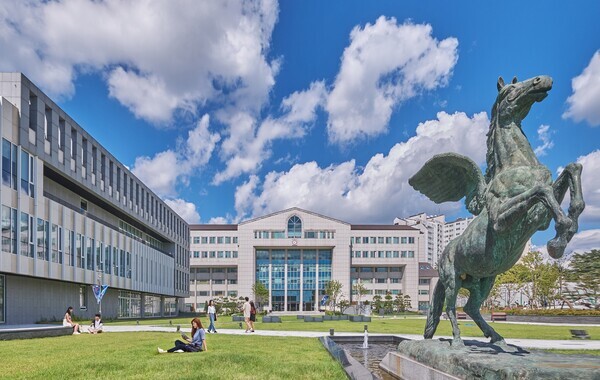 광운대 상징 비마상과 광운대 캠퍼스 전경. 사진=광운대 제공