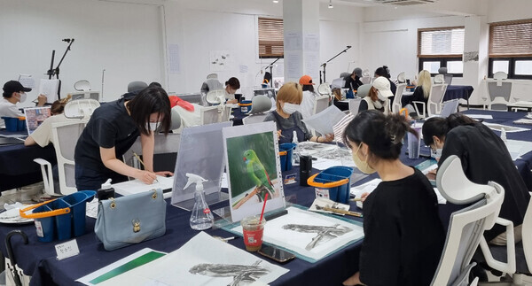 경희대 미대 학생들이 실습하고 있는 모습. 사진=경희대 제공