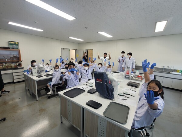 군산대의 '재미있는 수산과학교실' 교육 장면. 사진=군산대 제공