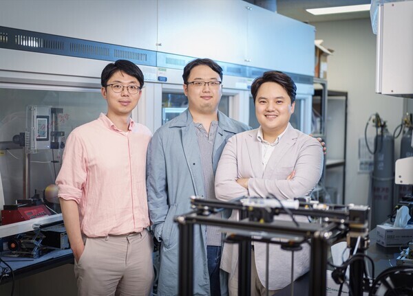 (왼쪽부터) 성균관대 약학대학 김기현 교수, 제1저자 성균나노과학기술원(SAINT) 박도권 박사과정학생, 성균나노과학기술원나노공학과 안성필 교수. 사진=성균관대 제공