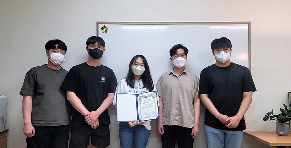 한국융합신호처리학회 우수 발표 논문상을 수상한 선문대 유원상(왼쪽에서 네 번째) 교수 연구팀. 사진=선문대 제공