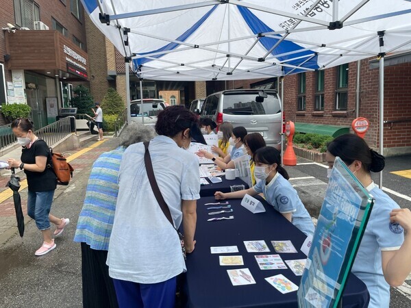 삼육보건대 치위생과전공 봉사동아리 하이진과 유린원광종합사회복지관이 공동으로 마련한 '노년기의 구강건강을 위한 보건교육' 프로그램 진행 모습. 사진=삼육보건대 제공