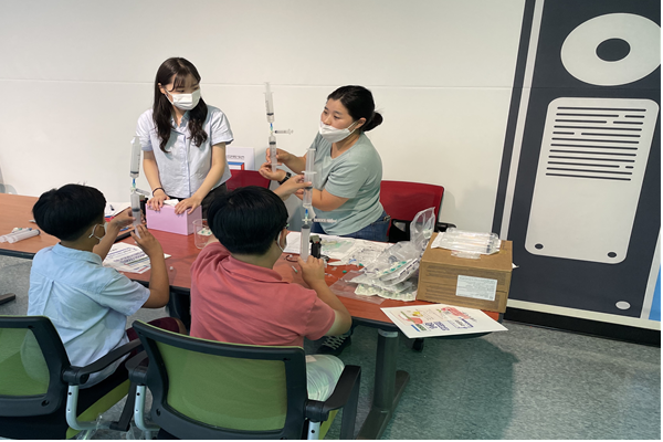 인천대 인천과학문화거점센터가 마련한 '나도 과학자 페스티벌'에서 어린이들이 '구리의 산화'를 주제로 한 생활과학 실험에 참여하고 있다. 사진=인천대 제공