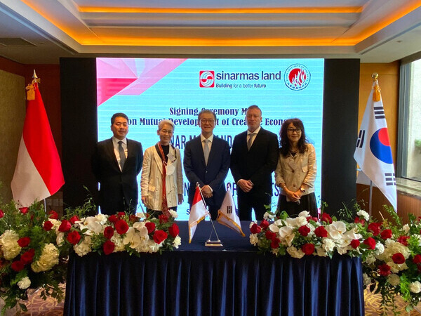 서울예대와 인도네시아 시나르마스 랜드 관계자들이 업무협약을 체결한 뒤 기념촬영을 하고 있다. 사진=서울예대 제공