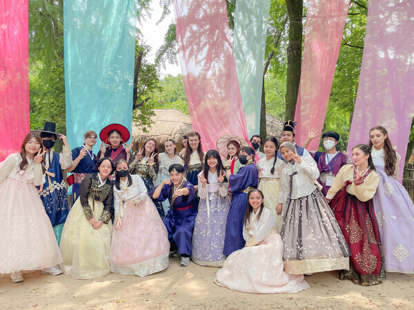 서울과기대 국제여름학교에 참가한 외국인 학생들이 한복을 입고 기념촬영을 하고 있다. 사진=서울과기대 제공