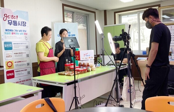 목포대 디지털전환지원센터가 지난 27일 광주 무등시장 상인회 사무실에서 실시한 현장 라이브 방송 모습. 사진=목포대 제공