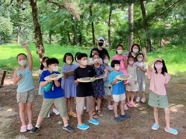 서울과기대 도예학과가 마련한 ‘SeoulTech 창의틔움스쿨’에서 어린이들이 즐거운 한때를 보내고 있다. 사진=서울과기대 제공