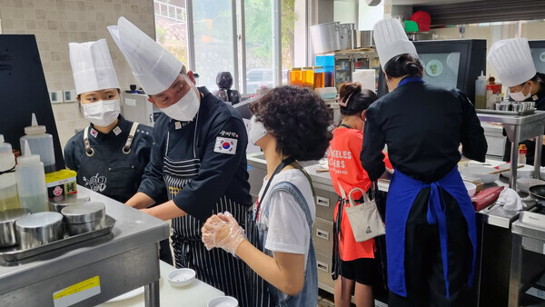 와이즈유 영산대학교 K-Food조리전공 최영호 교수와 동아리 수저락이 부산 해운대구 반송동 해운대청소년문화의집에서 요리교실 재능기부 활동을 하고 있다.