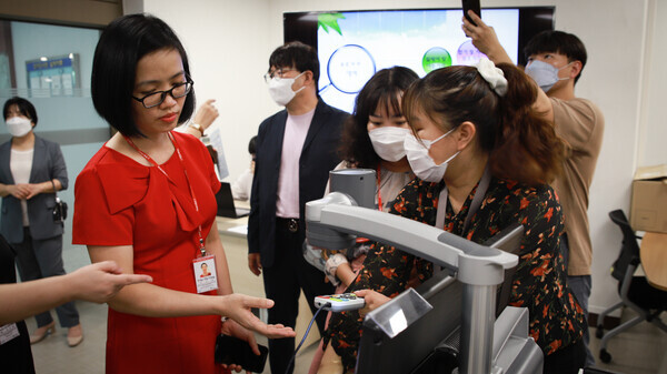 베트남 특수교육 정책 당국자들이 대구대 보조기기센터를 둘러보고 있다.