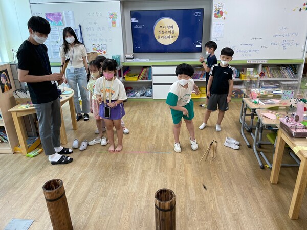 서원대학교 사회봉사단 ‘너랑 나랑 서랑’ 학생들이 여름방학을 이용해 초등학생을 대상으로 교육기부 프로그램을 진행하고 있다. 사진=서원대 제공