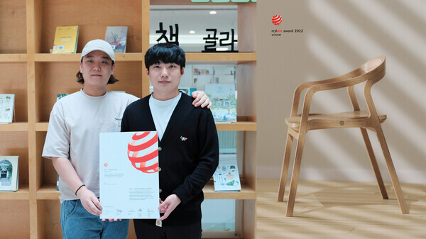 왼쪽부터 오태근, 류정민 학생과 수상작 ‘Bada’.