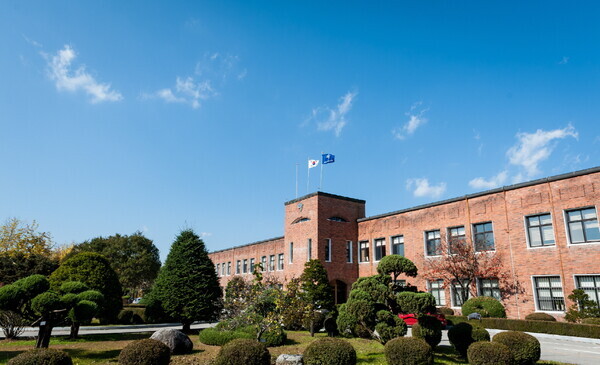 춘천교육대학교. 본관 전경.