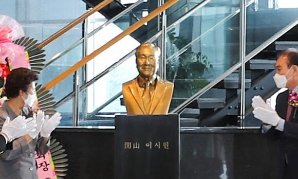 영남대학교가 4일 이시원 부천 회장의 흉상 제막식을 가졌다.사진=영남대 제공