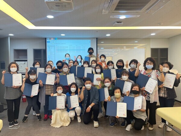 삼육보건대 평생교육원의 방문재활간호 교육과정 수료식에서 수료생들이 수료증을 펼쳐보이고 있다. 사진=삼육보건대 제공