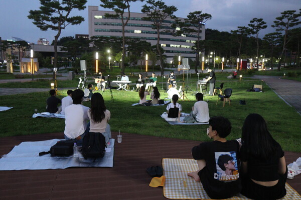 지난 4일 충북대  야외무대에서 펼쳐진 버스킹 공연.